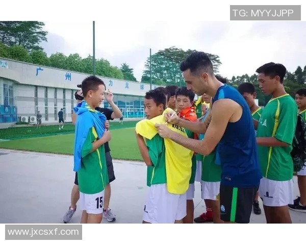 足球明星用爱心助力贫困儿童改变命运的感人故事